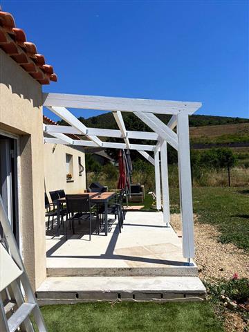 Pergola bois blanche sur terrasse