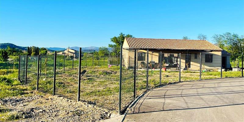 Clôture panneaux rigides posée le long d'une allée