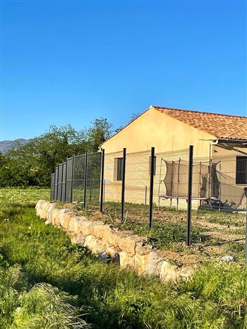 Clôture panneaux rigides gris anthracite autour d'une maison neuve